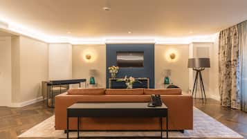 Royal-Suite | Daunenbettdecken, Schreibtisch, laptopgeeigneter Arbeitsplatz