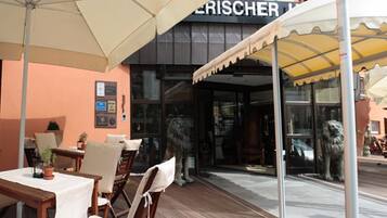 Déjeuner et dßner servis sur place, restauration en plein air