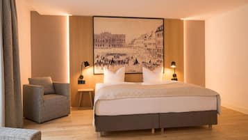 Junior-Suite | Daunenbettdecken, Schreibtisch, laptopgeeigneter Arbeitsplatz