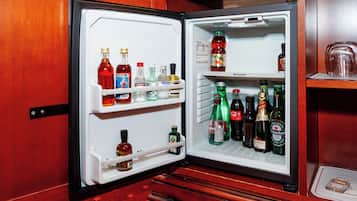 Un réfrigérateur rempli de différentes bouteilles d’alcool.