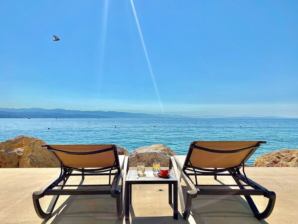Sun loungers, beach umbrellas, beach towels - Hotel Savoy (Opatija)