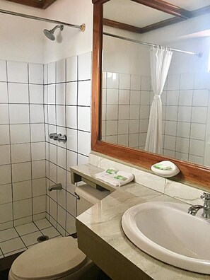 Shower, towels - Hotel Ambassador (San José)