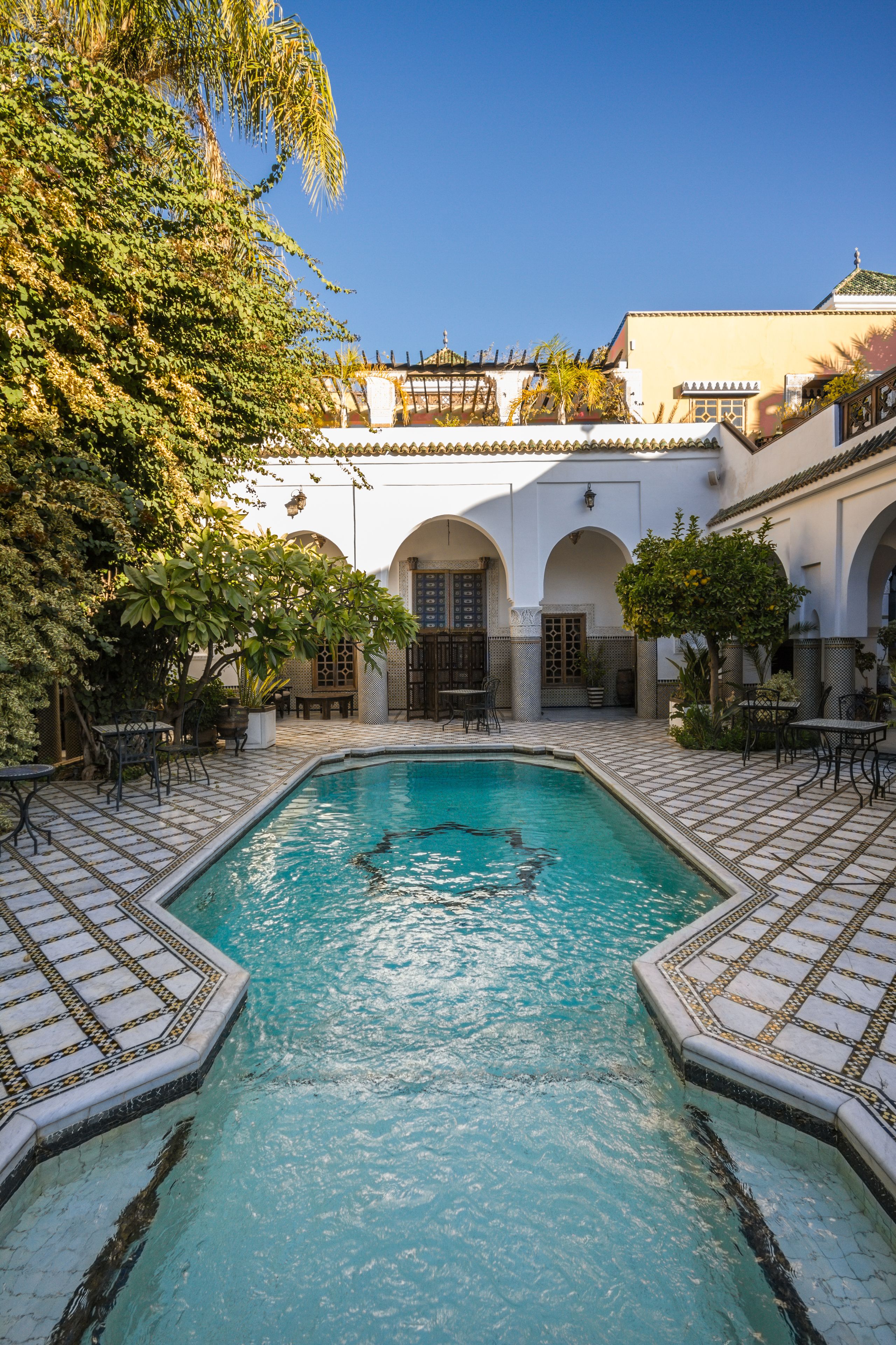 Außenpool, Sonnenschirme, Liegestühle