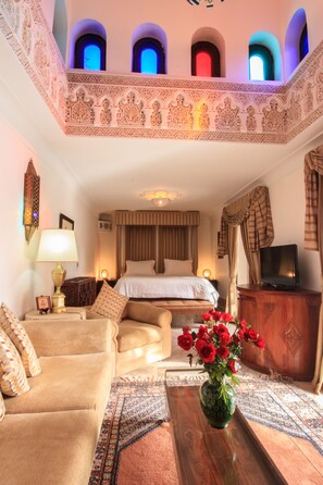 Deluxe Suite (Yasmine) | Living area