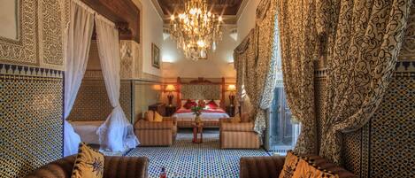 Minibar, caja de seguridad en la habitación y decoración personalizada