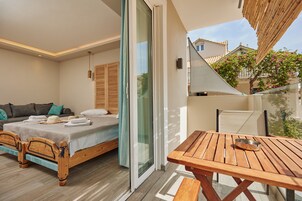 Superior Art Triple Room, Parking View | Con stile personalizzato, con arredamento individuale, una scrivania