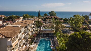 Piscina all'aperto, con ingresso dalle 08:00 alle 21:00, lettini