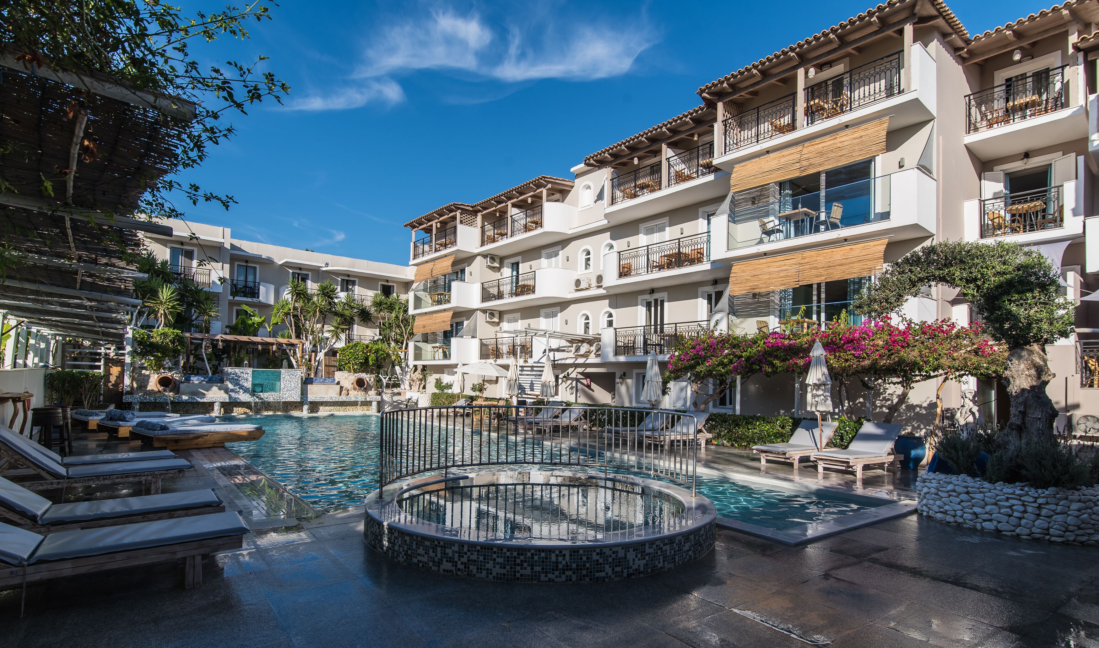 Una piscina al aire libre (de 08:00 a 21:00), tumbonas