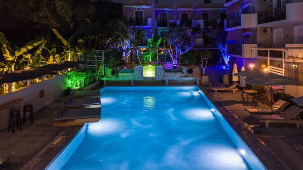 Outdoor pool, open 8:00 AM to 9:00 PM, pool loungers