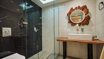 Un bagno moderno con doccia vetro, mobile lavabo in legno con lavandino bianco e uno specchio in legno originale.