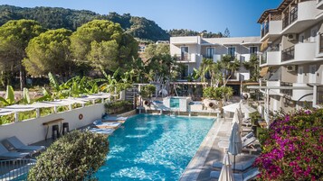 Piscina all'aperto, con ingresso dalle 08:00 alle 21:00, lettini