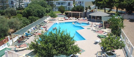 Piscine extérieure, parasols de plage, chaises longues