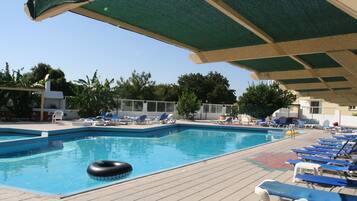 Udendørs pool, parasoller, liggestole