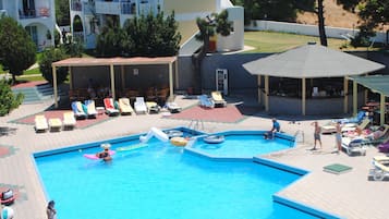 Outdoor pool, pool umbrellas, sun loungers