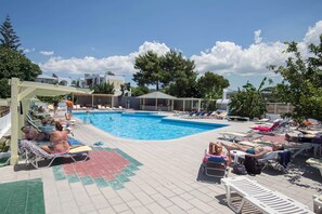 Outdoor pool, pool umbrellas, sun loungers - Summer Dream Hotel By Anayia All Inclusive Resorts (Rhodes)