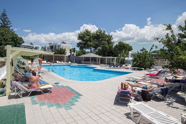 Piscine extérieure, parasols de plage, chaises longues