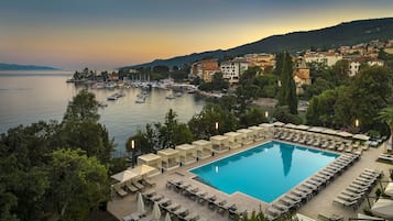 Indoor pool, seasonal outdoor pool, pool umbrellas, pool loungers