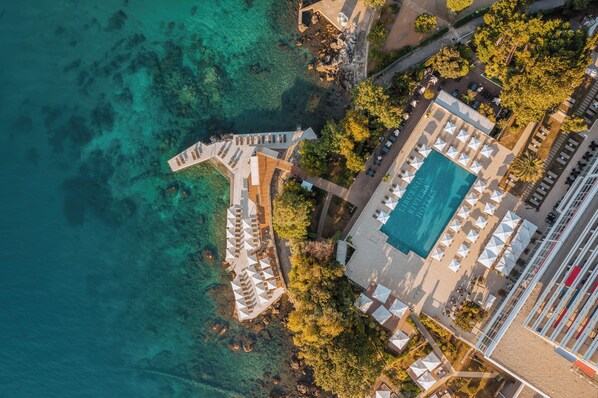 Innenpool, Außenpool (je nach Saison geöffnet), Sonnenschirme