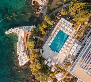 Plage privée, chaises longues, parasols, serviettes de plage