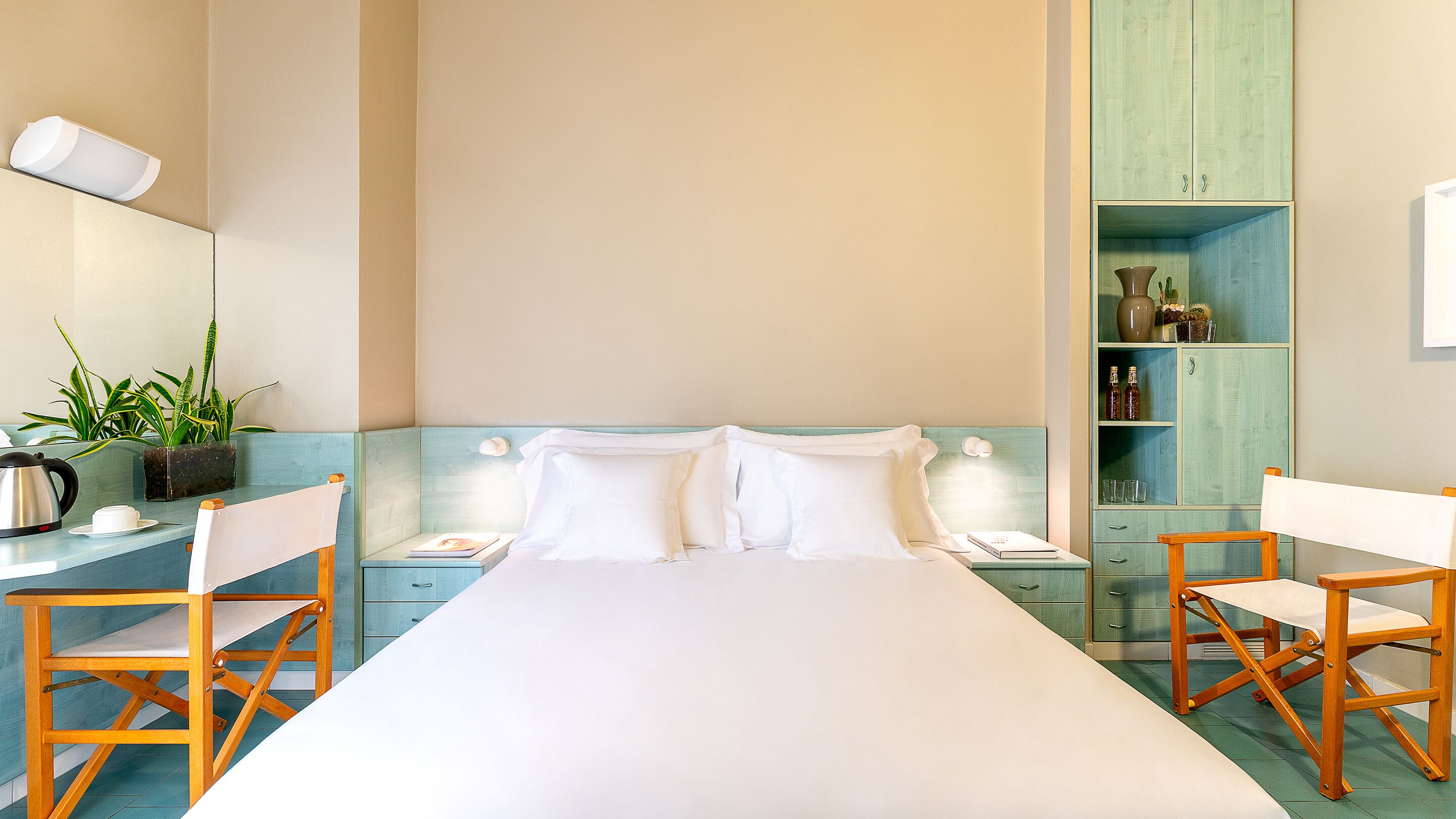 Economy kamer, 1 twee- of 2 eenpersoonsbedden | Een kluis op de kamer, een bureau, gratis wifi, beddengoed