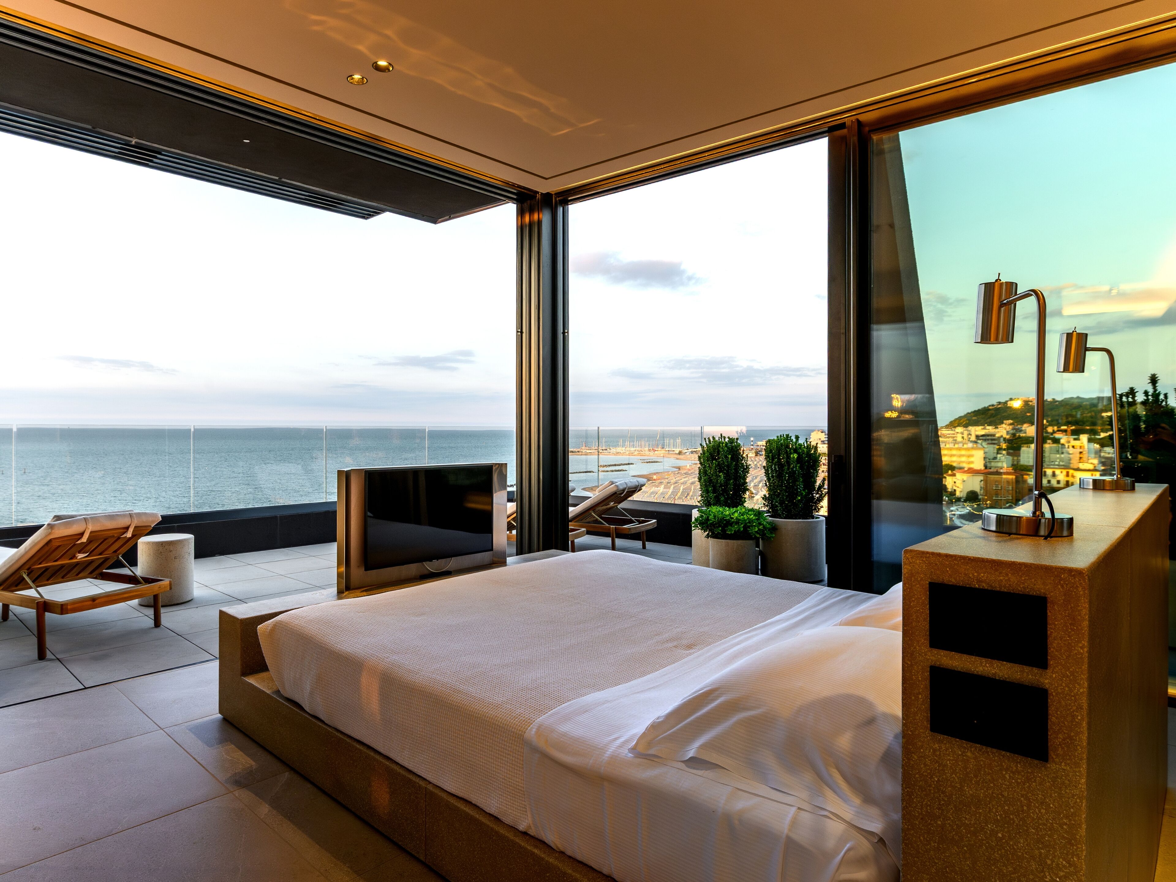 Panorama penthouse | Een kluis op de kamer, een bureau, gratis wifi, beddengoed