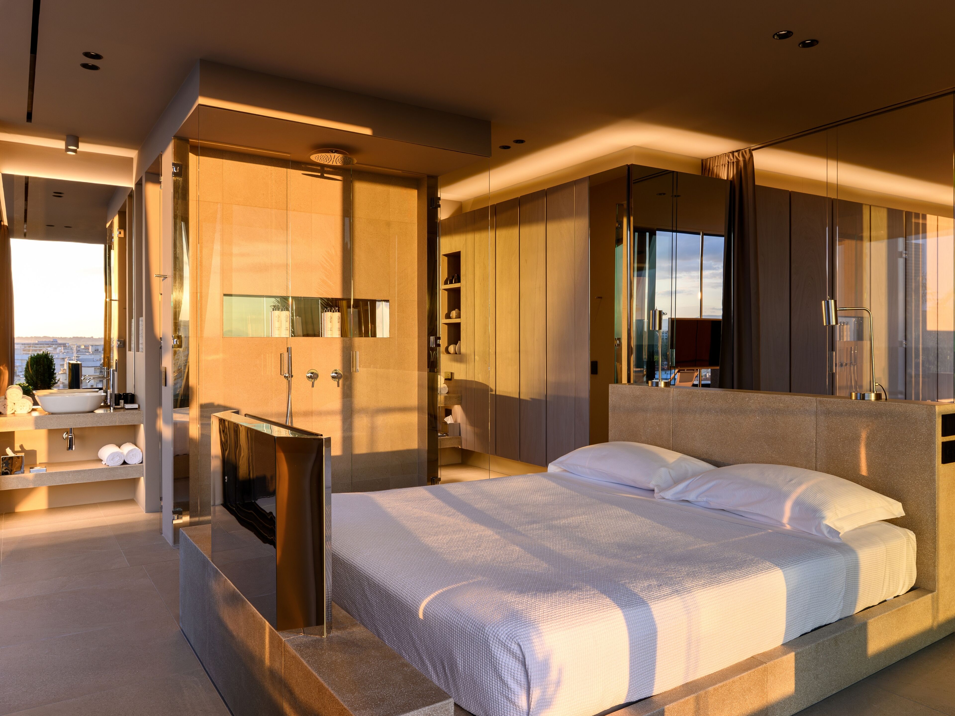 Panorama penthouse | Een kluis op de kamer, een bureau, gratis wifi, beddengoed