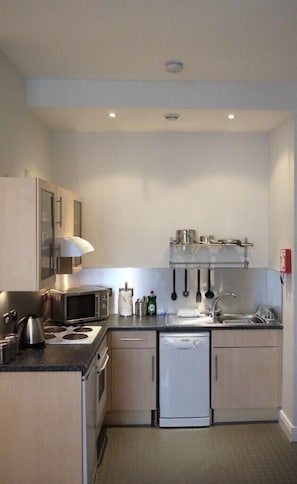 Studio (Separate Bedroom) | Private kitchen | Fridge, microwave, oven, stovetop