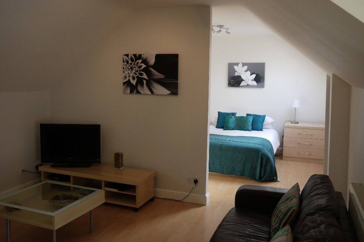 Penthouse (Apartment) | Peti besi dalam bilik, meja, seterika/papan seterika 