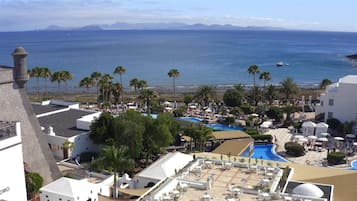 6 buitenzwembaden, parasols bij het zwembad en ligstoelen