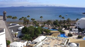 6 outdoor pools, pool umbrellas, pool loungers