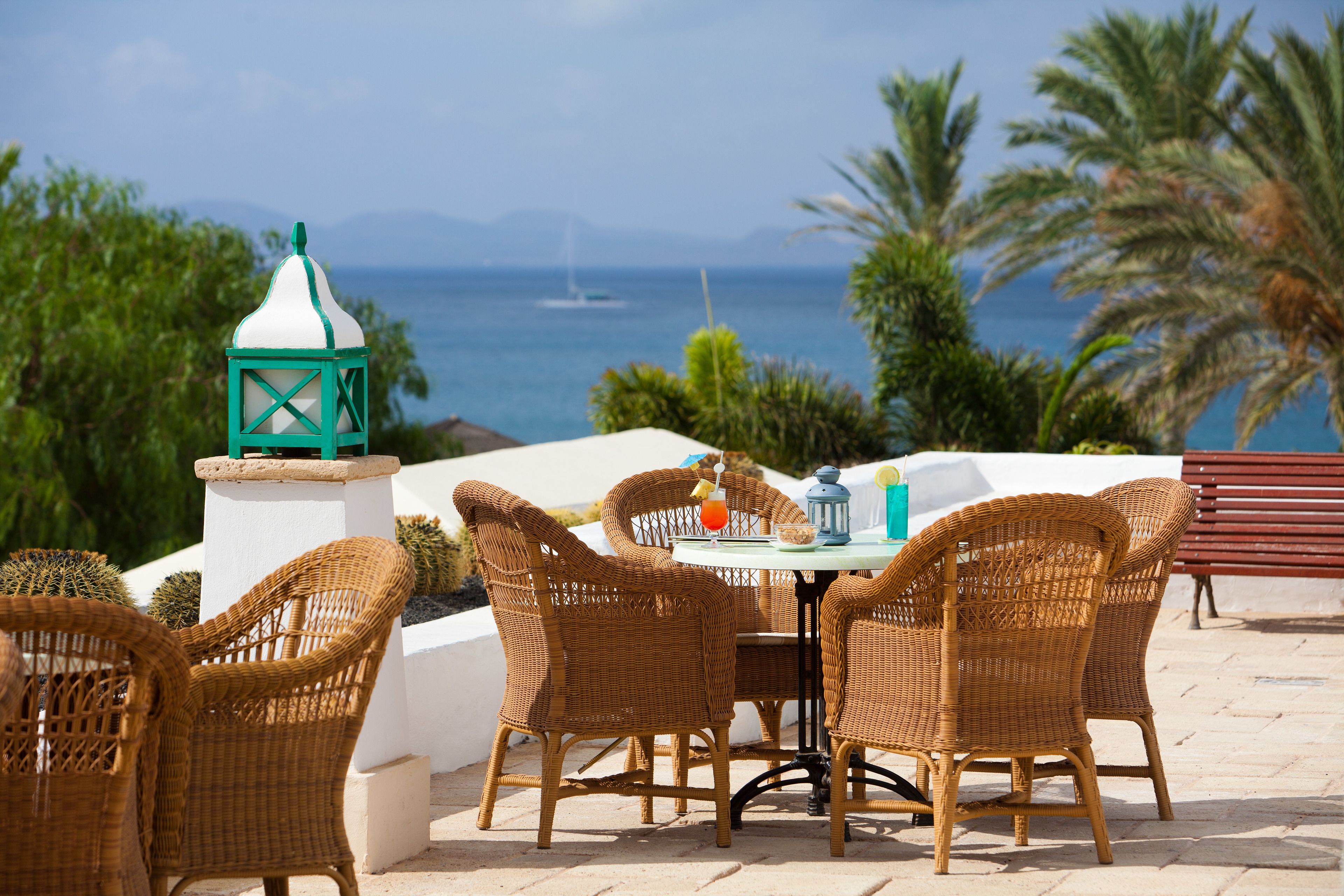 3 bars/lounges, sports bar