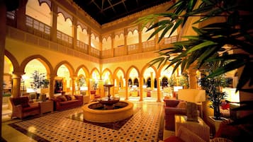 3 bars/lounges, sportbar