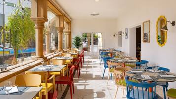 4 restaurants, serveren ontbijt, lunch, diner, internationale gerechten