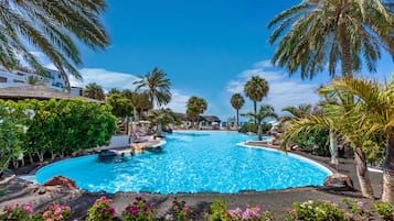 6 outdoor pools, pool umbrellas, sun loungers