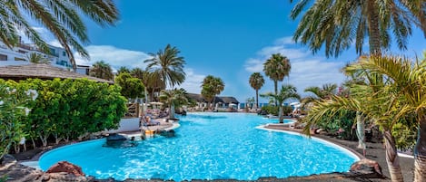 6 piscines extérieures, parasols de plage, chaises longues