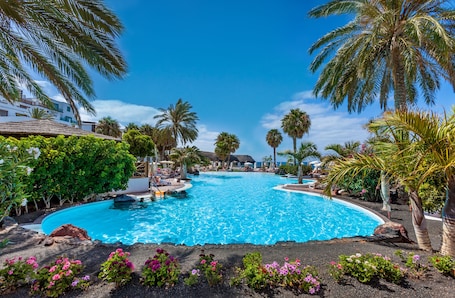 6 piscinas al aire libre, sombrillas, sillones reclinables de piscina