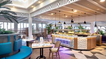 4 restaurants, serveren ontbijt, lunch, diner, internationale gerechten