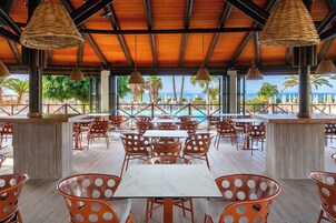 Bar junto a la piscina