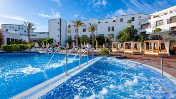 6 Außenpools, Sonnenschirme, Liegestühle