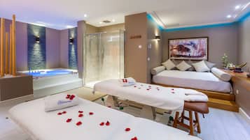 Espace de soins pour les couples, sauna, bain Ă remous, hammam