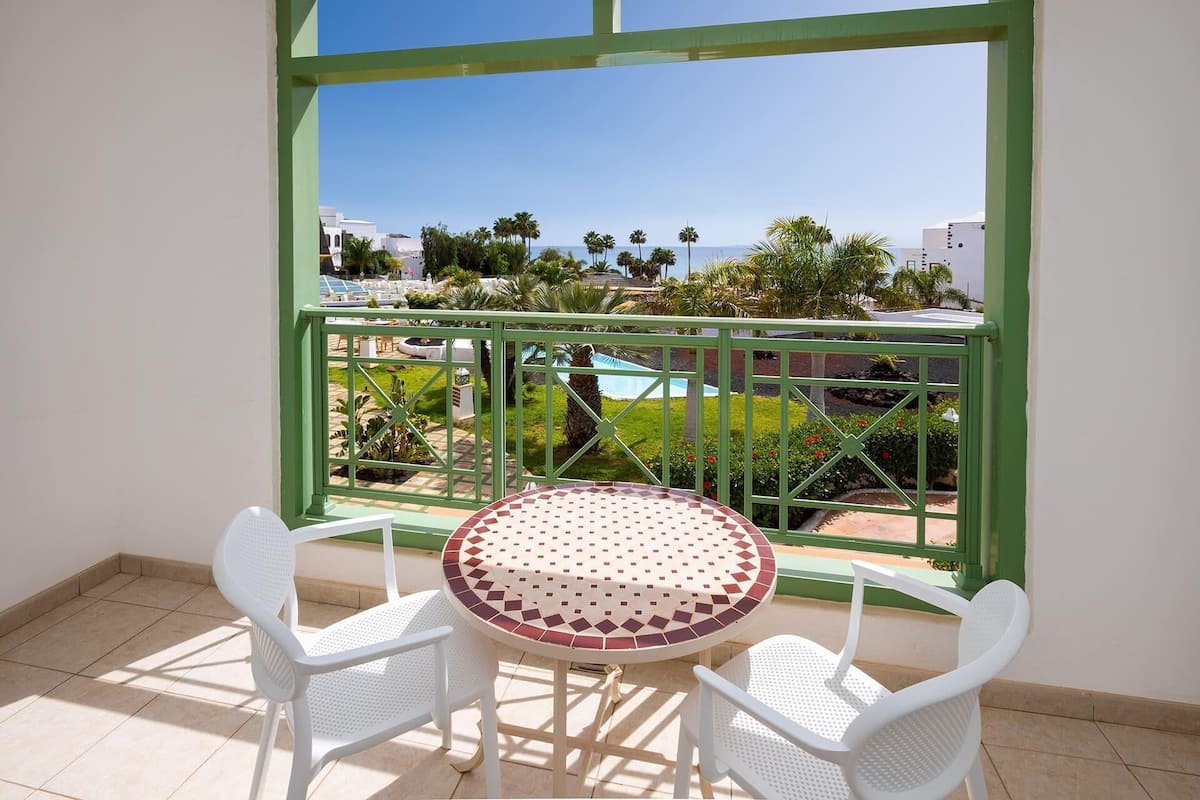 15 bedrooms, minibar, in-room safe, individually decorated