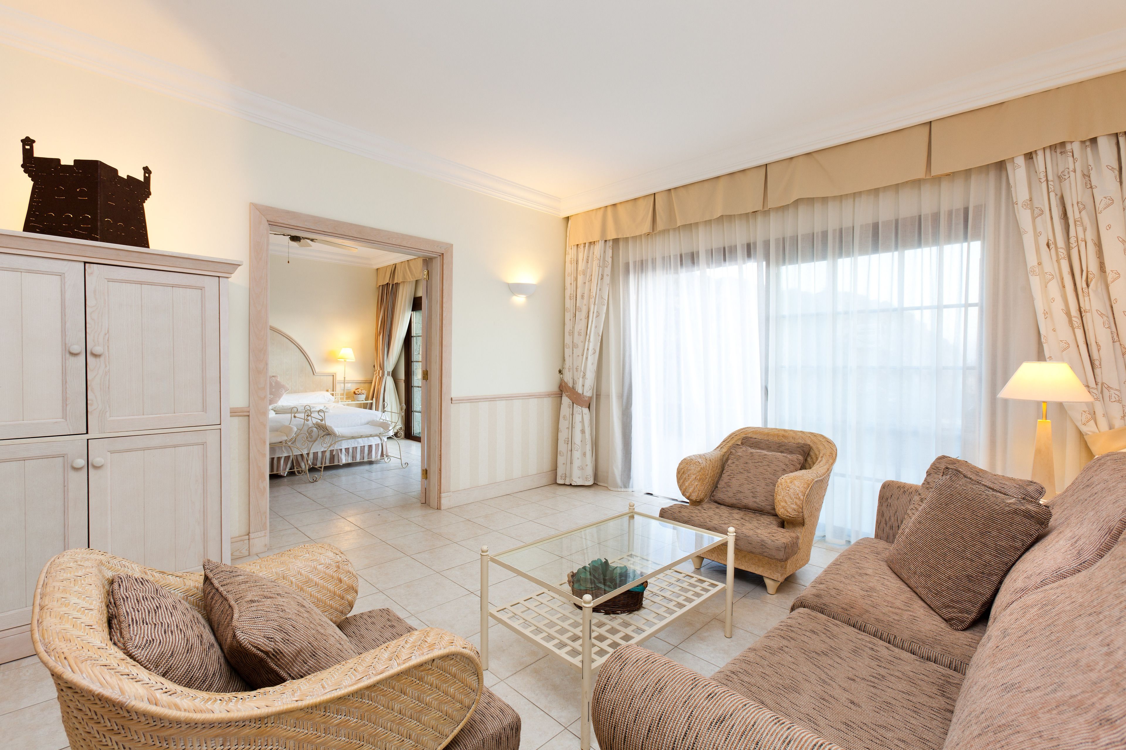 55 インチのプラズマテレビ (衛星放送視聴可)