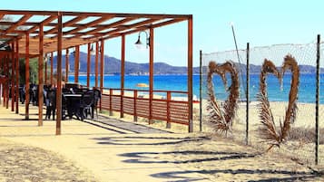 Plage privée, sable blanc, chaises longues, parasols