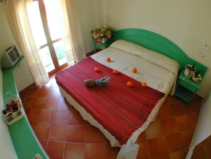 Ropa de cama de alta calidad y caja de seguridad en la habitación 