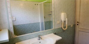 Shower, bathtub besar, perlengkapan mandi gratis, dan pengering rambut