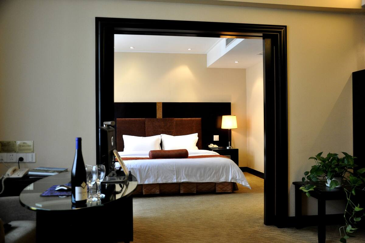 Business Suite | Desk, blackout drapes, WiFi (free), alarm clocks