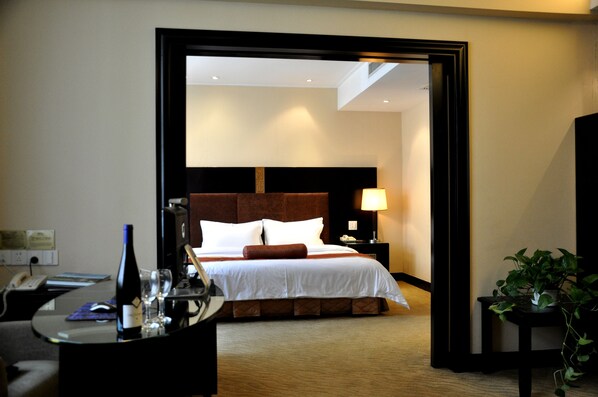 Business Suite | Individually decorated, individually furnished, desk, blackout drapes - King Garden Hotel (Guangzhou)