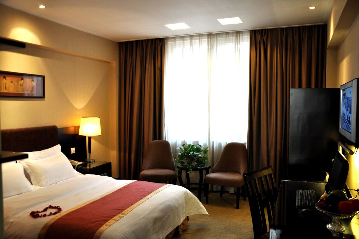 Desk, blackout drapes, WiFi (free), alarm clocks