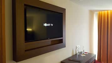 Un televisor de pantalla plana montado en la pared, con la inscripción 'SMART TV'.