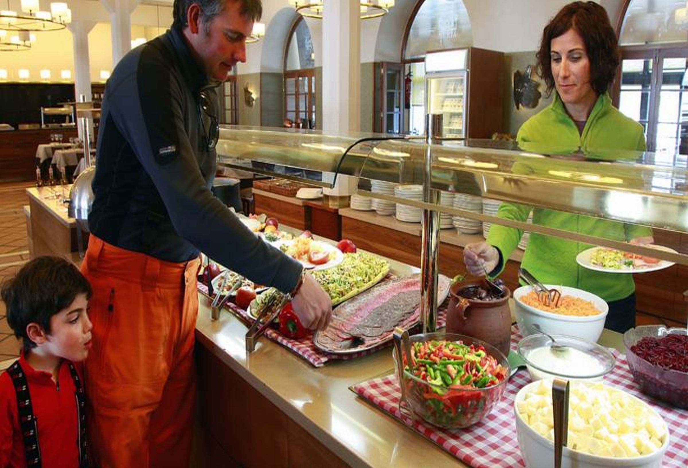 Montaje de bufé con diferentes alimentos y una barra de servicio.
